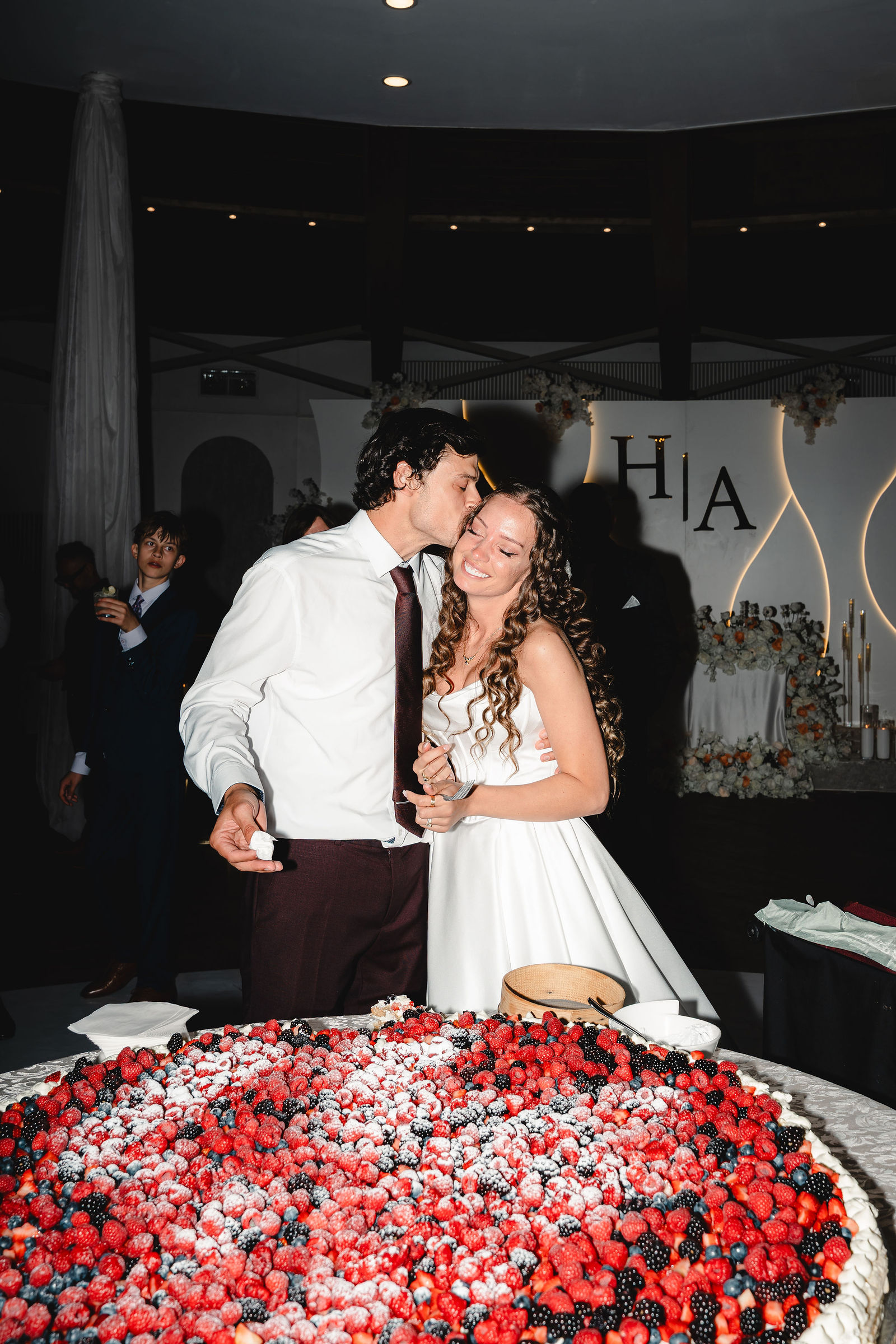A kiss over the berry cake