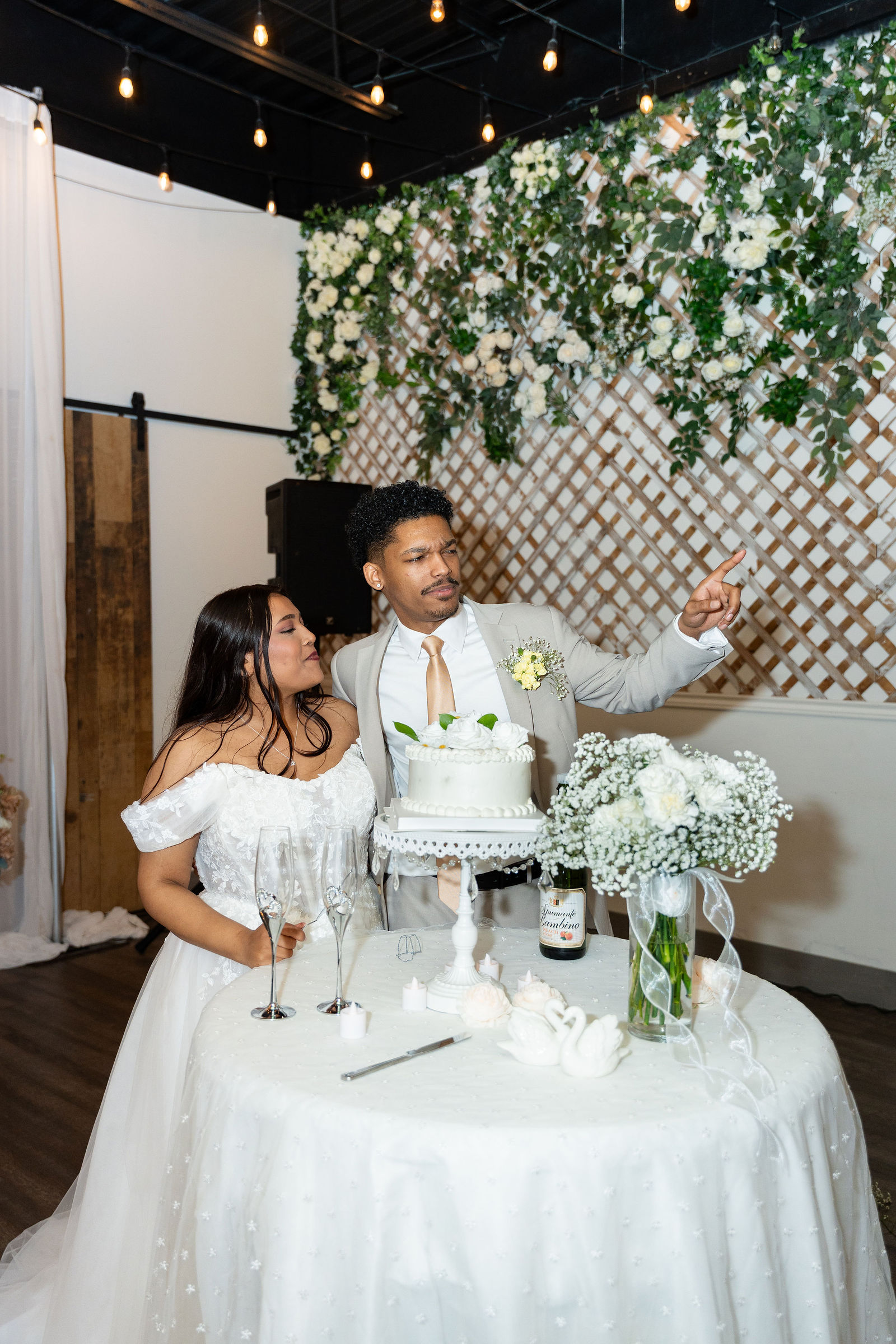 Sweetheart table and the cake